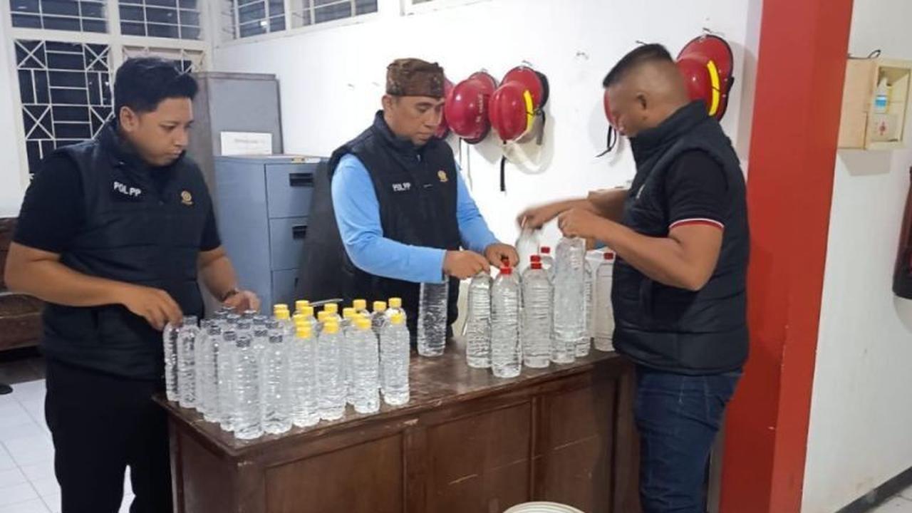 Satpol PP Probolinggo Sita Miras Dekat Pondok Pesantren, Amankan Puluhan Botol Arak Bali