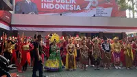 Peringatan Hari Ulang Tahun ke-78 Republik Indonesia dirayakan secara khidmat dan berkebudayaan oleh DPP PDI Perjuangan. Sebelum melangsungkan upacara bendera, perayaan dilangsungkan dengan Kirab Merah Putih (Liputan6.com/Muhammad Radityo Priyasmoro)