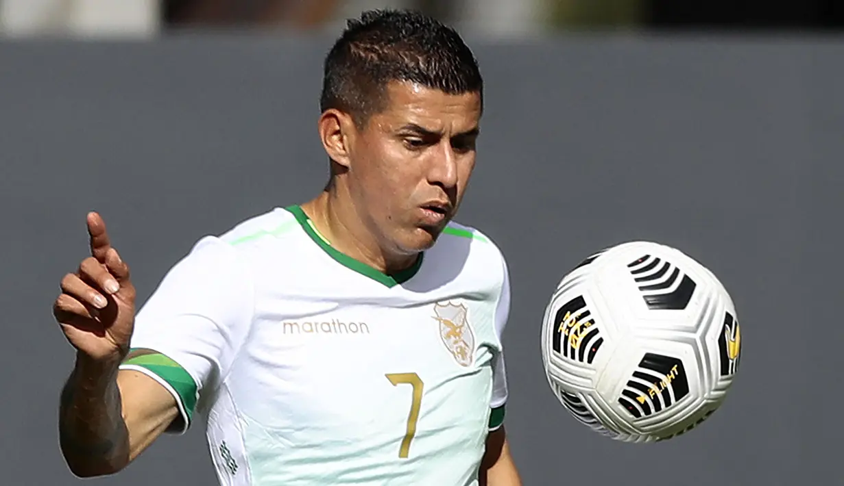 Pemain serba bisa Bolivia, Juan Carlos Arce saat ini berumur 36 tahun ketika perhelatan Copa America 2021. Pemain yang mampu ditempatkan pada beberapa posisi ini tercatat telah membukukan 12 gol dari 75 caps-nya bersama Bolivia. (Foto: AFP/Pool/Franklin Jacome)