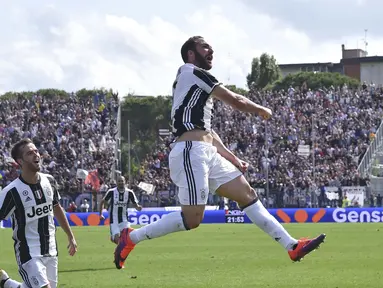 Pemain Juventus, Gonzalo Higuain merayakan golnya ke gawang empoli pada lanjutan Serie A di Carlo Castellani Stadium, Empoli, (02/10/2016). (REUTERS/Alberto Lingria) 