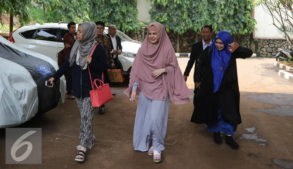 Risty Tagor meninggalkan pengadilan agama  seusai menjalani persidangan cerai di pengadilan Agama, Jakarta, Kamis (18/2). Sidang cerai Risty dan Stuart Collin di tunda karena hakim sakit. (Liputan6.com/Herman Zakharia)