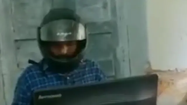 angunan Kantor Rapuh, Pegawai Pemerintahan India Pakai Helm Motor Saat Kerja
