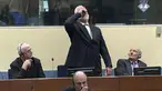 Gambar dari video memperlihatkan mantan Jenderal perang Kroasia Bosnia, Slobodan Praljak meminum racun pada persidangan yang dipimpin hakim PBB di Den Haag, Rabu (29/11). Praljak bunuh diri dengan minum racun setelah upaya bandingnya ditolak (ICTY via AP)