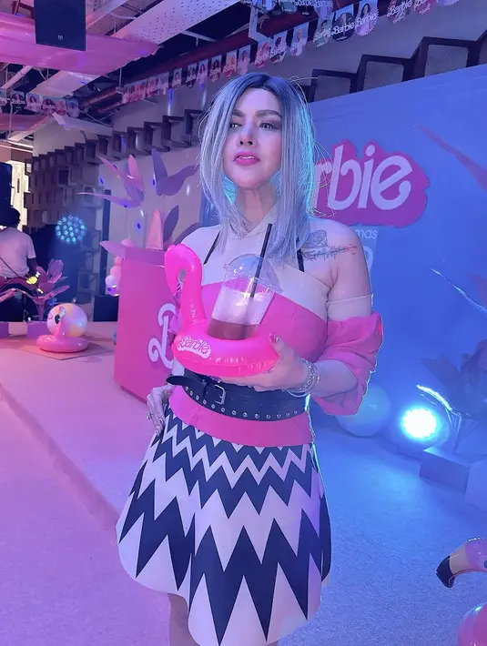 Jadi yang paling ditunggu-tunggu, Barbie Kumalasari tampil bak boneka aslinya dengan halter top dan  rok mini motif geometris. [Instagram/barbiekumalasari].
