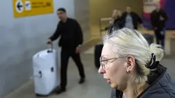 Yulia, penumpang dari penerbangan Moskow-Belgrade yang dioperasikan oleh Air Serbia, berbicara kepada media di bandara di Beograd, Serbia, Rabu (21/9/2022). Pengumuman Putin, yang dibuat dalam pidato televisi pada Rabu (21/9/2022) pagi menimbulkan kekhawatiran bahwa beberapa pria yang tergolong di usia pertempuran tidak akan diizinkan meninggalkan Rusia. (AP Photo/Darko Vojinovic)