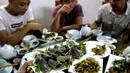 Foto pada 24 Agustus 2018, pelanggan menyantap olahan daging ular di restoran khusus provinsi Yen Bai. Meski daging ular menjadi kuliner favorit masyarakat Vietnam, ternyata tradisi ini disinyalir dapat mengganggu ekosistem di hutan. (AFP/Nhac NGUYEN)