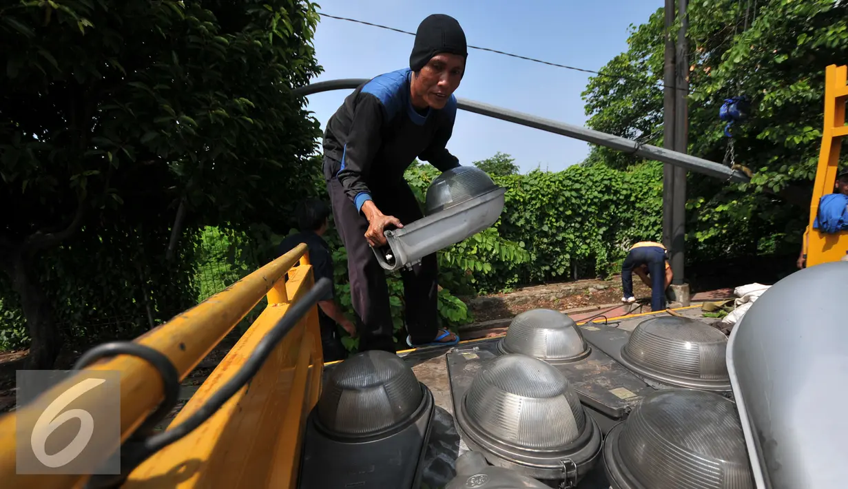 Dalam setahun, Pemrov DKI sendiri membayar tagihan listrik PJU sekitar Rp 600 miliar, Jakarta (29/12). Sementara, untuk biaya penggantian lampu PJU menjadi LED di s wilayah DKI dibutuhkan dana sekitar Rp 1,2 triliun. (Liputan6.com/Yoppy Renato)