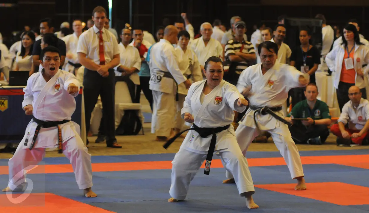 Atlet Indonesia berlaga di kelas Kata Beregu pada Kejuaraan Dunia Karate SKIF ke-12 di JIExpo Kemayoran Jakarta, Jumat (26/8). Ratusan atlet dari 58 negara berlaga hingga Minggu (28/8). (Liputan6.com/Helmi Fithriansyah)
