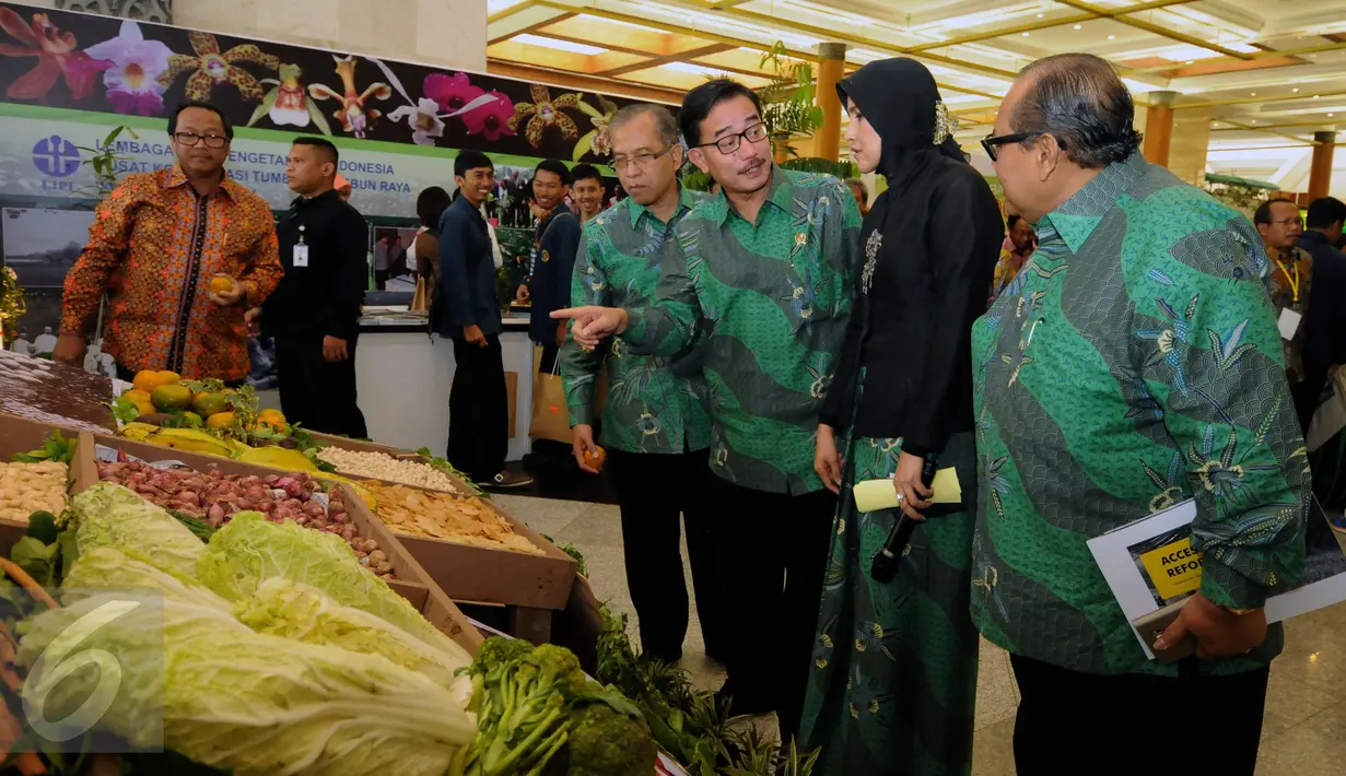 Menteri Agraria dan Tata Ruang Ferry Mursyidan Baldan (tengah) berbincang dengan panitia Agrinex Expo 2016 di Jakarta Convention Centre, Jumat (1/4/2016). Agrinexpo 2016 berlangsung hingga Minggu (3/4). (Liputan6.com/Helmi Fithriansyah)