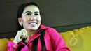 Penyanyi pendatang baru, Ratna Dilla saat melakukan sesi wawancara di kantor Liputan6.com, SCTV Tower, Jakarta. Foto diambil pada Senin (23/2/2015). (Liputan6.com/Panji Diksana)