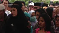 Anet dan ibundanya menghadiri pemakaman Dodi Triono, korban pembunuhan Pulomas (Liputan6.com/Cynthia)