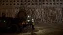 Pekerja mengunakan alat berat menyelesaikan pemakaman bawah tanah di Yerusalem, Israel (14/11).   Proyek pembangunan yang didanai oleh Chevra Kadisha diperkirakan menghabisi dana 50 juta dollar US. (AP Photo / Oded Balilty)