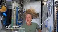 Seorang teknisi luar angkasa membuat tutorial keramas ketika di luar angkasa 