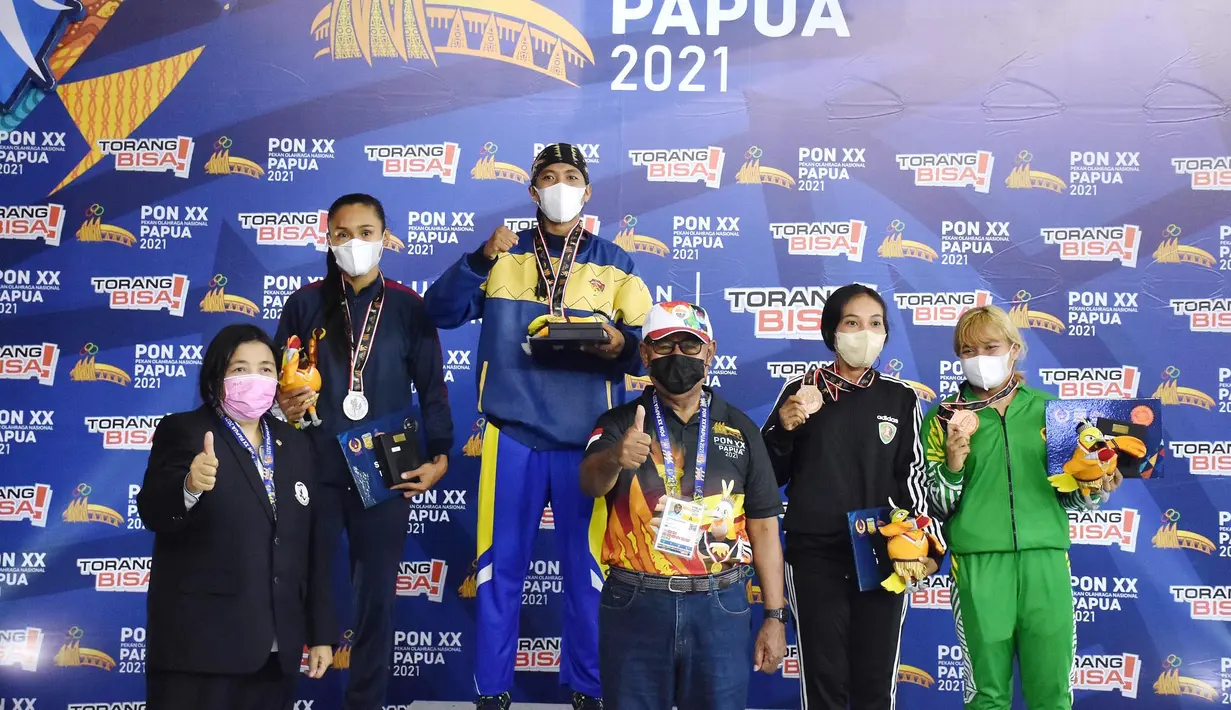 Peraih medali cabor Muaythai Putri -60KG medali Emas Susanti Ndapataka dari Nusa Tenggara Timur, Medali Perak Adisty G.L. Sholehan dari Jawa Jawa Barat, Medali Perunggu bersama Chintana Dividubun dari Maluku dan Maydelse B.R. Sitepu dari Sumatra Sumatra Utara. (Foto : PB PON XX PAPUA/Rahmat Takbir)