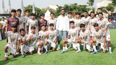 Legenda Liverpool, Daniel Sturridge melakukan coaching clinic eksklusif bersama komunitas sepak bola lokal yang diadakan oleh program Second Chance di Plaza dan Stadion Patriot Candrabhaga, Kota Bekasi, Minggu (29/3/2026) pagi. (Bola.com/Abdul Aziz)
