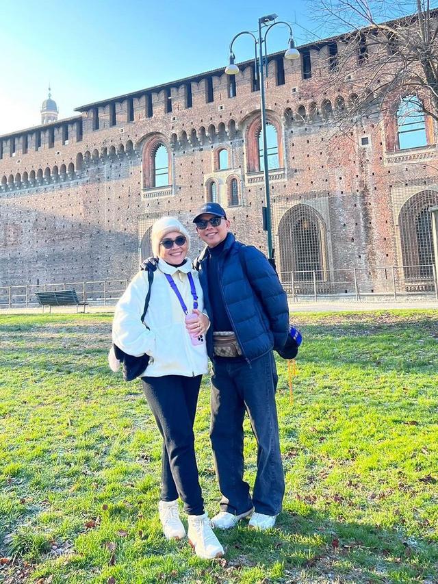 6 Potret Ibunda Ayu Ting Ting saat Liburan di Eropa, Penampilan Tanpa Hijab Jadi Sorotan