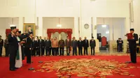 Presiden Jokowi lantik Menteri ESDM Ignasius Jonan dan Wakil Menteri ESDM Arcandra Tahar di Istana Negara. (Liputan6.com/Faizal Fanani)