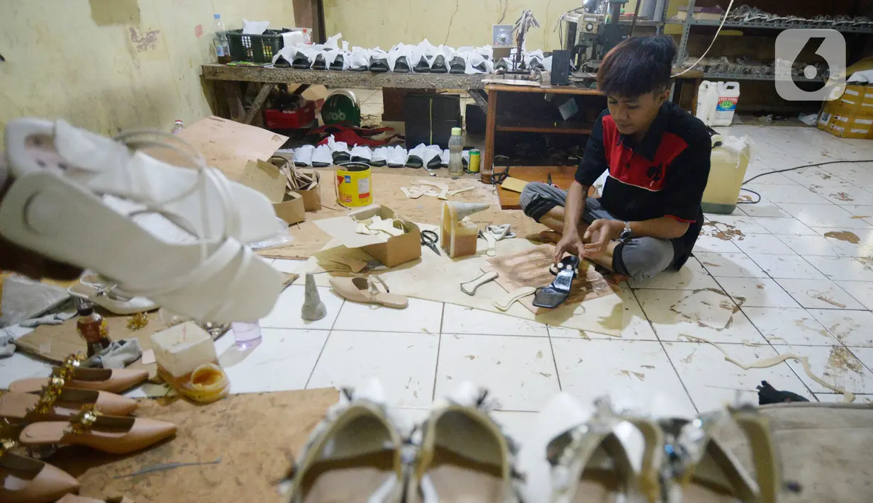 Pekerja sedang menyelesaikan produksi home industri sepatu wanita pesanan pembeli di Pamulang, Tangerang Selatan, Banten,  Rabu (14/10/2020). Sepatu wanita berbagai jenis tersebut dijual dengan harga Rp 140 ribu hingga Rp 190 ribu. (merdeka.com/Dwi Narwoko)