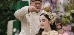 Dalam momen siraman tersebut, Syifa Hadju tampil dengan gaya yang tak biasa. Ia mengenakan busana yang memadukan keindahan tradisi Jawa dengan sentuhan estetika era Regency ala Bridgerton. [@didietmaulana].