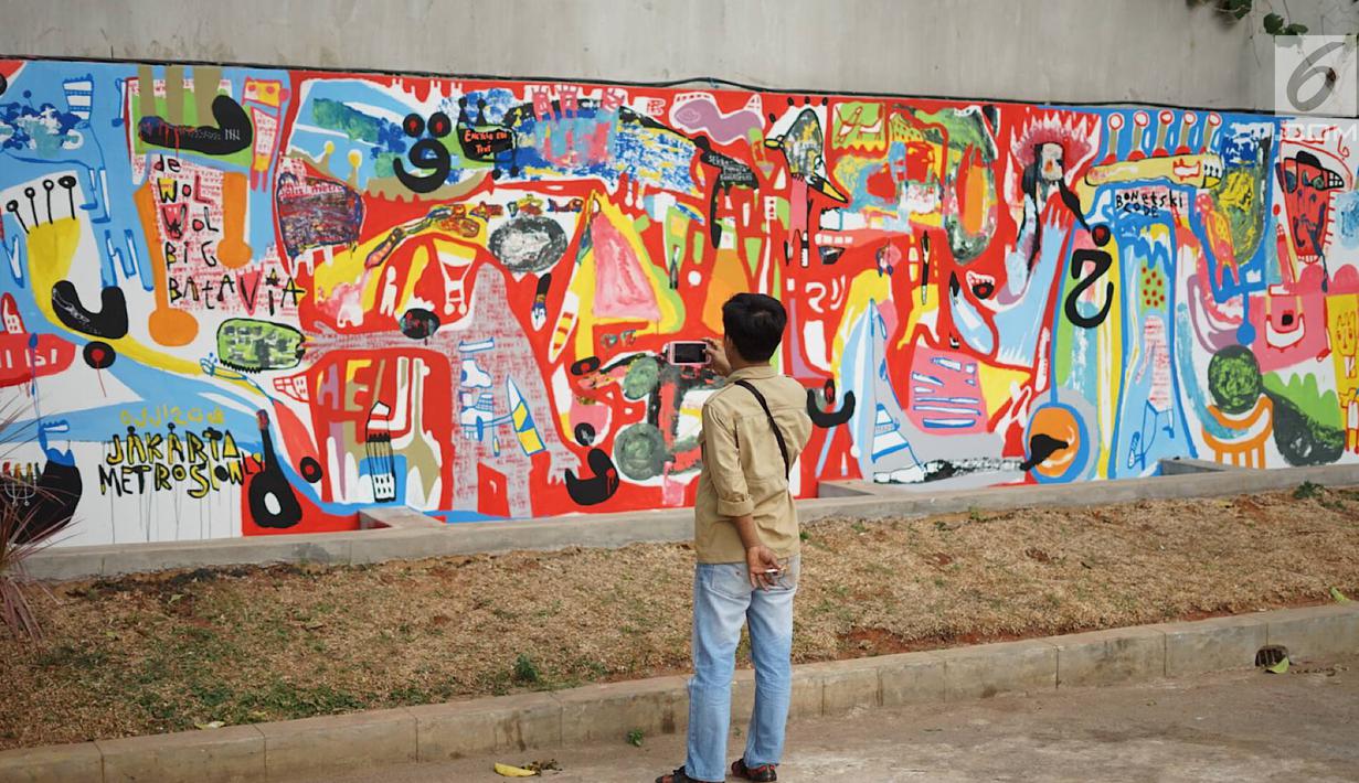 Foto Mural Cikini Hiasi Tembok Taman Ismail Marzuki