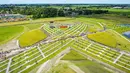 Sejumlah orang menghadiri pembukaan taman yang didedikasikan untuk para korban pesawat MH17 di Vijhuizen, Belanda, Senin (17/7). Taman itu terdiri atas 298 pohon, mewakili setiap penumpang dan kru yang tewas dalam pesawat naas itu (Frank van Beek/ANP/AFP)
