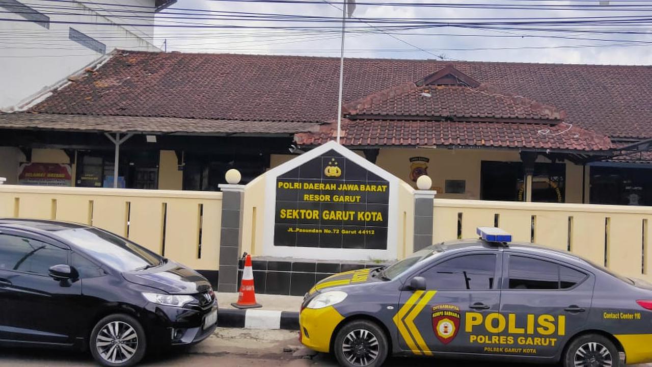 Mobil yang digunakan korban saat menjadi korban pencurian bemodus kempes ban di Garut, Jawa Barat terparkir di Polsek Garut Kota. (Liputan6.com/Jayadi Supriadin)