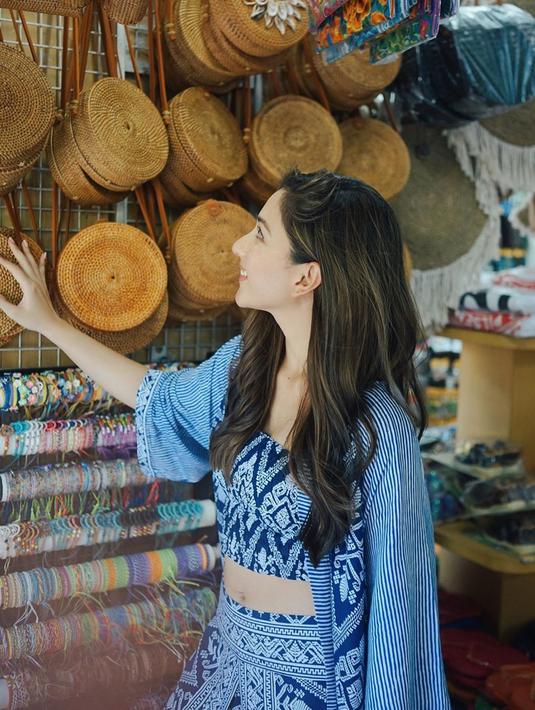 Tak hanya berkunjung ke pantai saja, namun bintang sinetron Ganteng-ganteng Serigala ini juga mengunjungi salah satu pasar tradisional di Bali. Di momen liburannya kali ini, ia juga mengimbau masyarakat untuk tak perlu takut berwisata ke Bali. (Liputan6.com/IG/jscmila)
