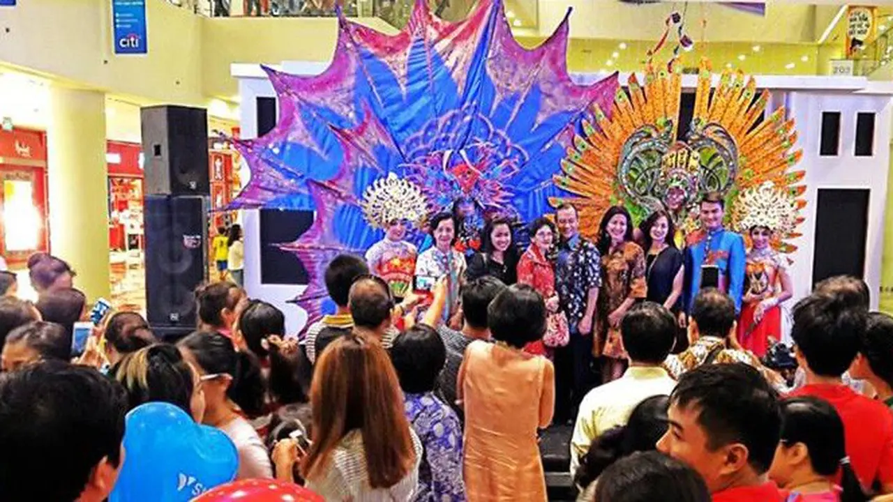 Warga Saigon terpana dengan performance wonderful Indonesia yang diboyong Kemenpar dari tanah air.