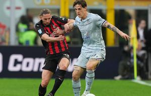 Pemain AC Milan Adrien Rabiot (kiri) dan pemain Udinese Nicolo Zaniolo berebut bola pada laga Serie A/Liga Italia antara AC Milan vs Udinese di Milan, Italia, Sabtu, 11 April 2026. (AP Photo/Antonio Calanni)