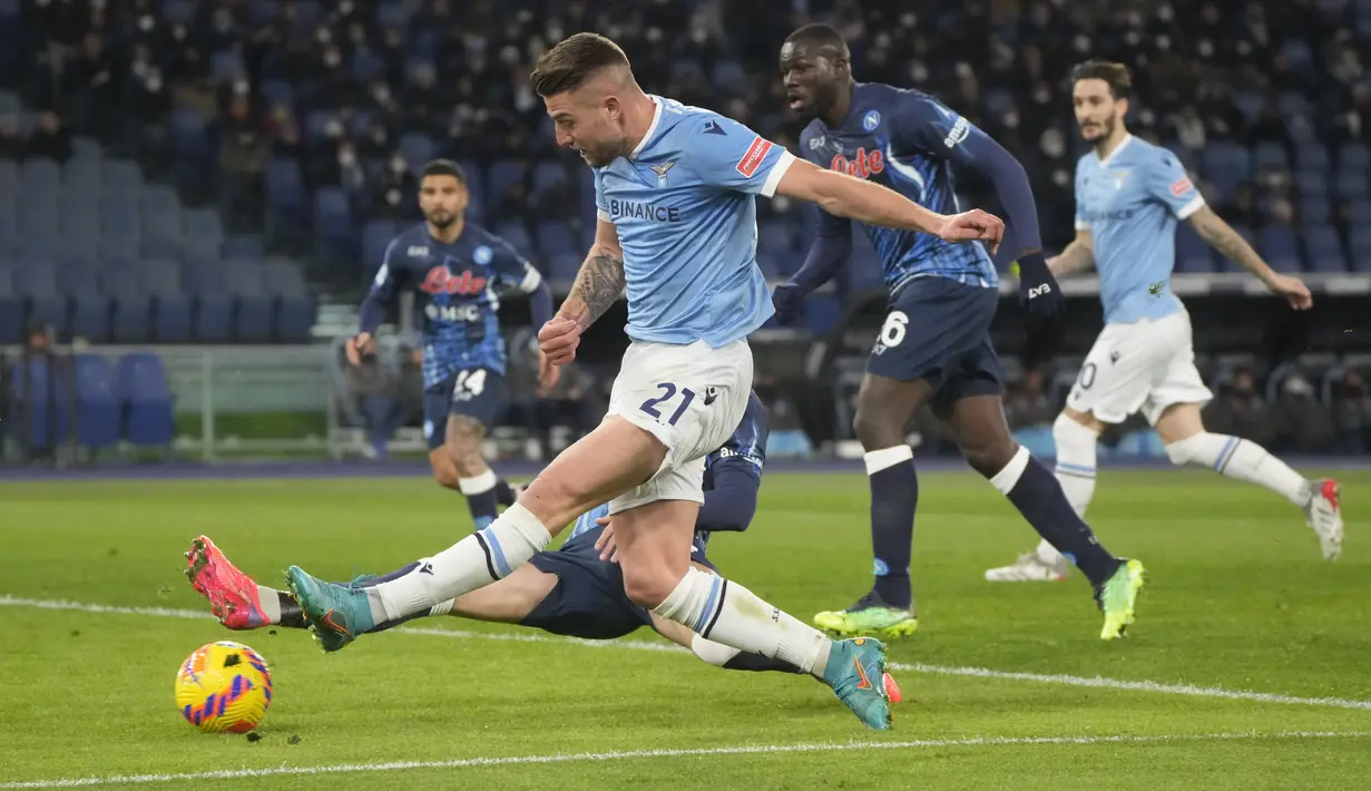 Gelandang Lazio, Milinkovic-Savic berusaha mengumpan bola saat bertanding melawan Napoli  pada pertandingan Liga Serie A Italia di stadion Olimpiade Roma, Senin (28/2/2022). Napoli menang tipis atas Lazio 2-1. (AP Photo/Gregorio Borgia)