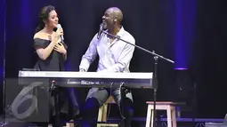 Penampilan kolaborasi Brian McKnight dan Raisa dalam gelaran konser "The 90s Soul Ace" di kawasan Kasablanka, Jakarta, Kamis (8/12). Keduanya membawakan lagu One Last Cry dengan iringan piano dari penyanyi era 90an tersebut. (Liputan6.com/Herman Zakharia)