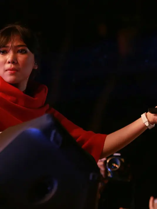 Isyana Sarasvati penyanyi cantik pendatang baru yang namanya melejit melalui singlenya yang berjudul ‘Tetap dalam Jiwa’. (Galih W. Satria/Bintang.com)