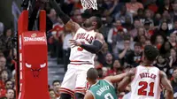 Guard Chicago Bulls, Dwyane Wade, mencetak angka lewat reverse layup pada gim keempat babak pertama playoff NBA Wilayah Timur di United Center, Chicago, 23 April 2017. (AP Photo/Charles Rex Arbogast)