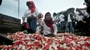 Aktivis 98 melakukan tabur bunga ke makam pejuang reformasi di Tanah Kusir, Jakarta, Minggu (12/5/2019). Kegiatan itu untuk mengenang kembali empat mahasiswa Universitas Trisakti yang meninggal karena tertembak saat melakukan aksi memperjuangkan reformasi pada Mei 1998. (merdeka.com/Iqbal S Nugroho)