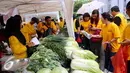 Pedagang melayani pembeli di stand sayur mayur pada acara kick off pasar murah di Kawasan SCBD, Jakarta (14/1). Kegiatan ini membantu masyarkat Indonesia yang kurang beruntung. (Liputan6.com/Fery Pradolo)