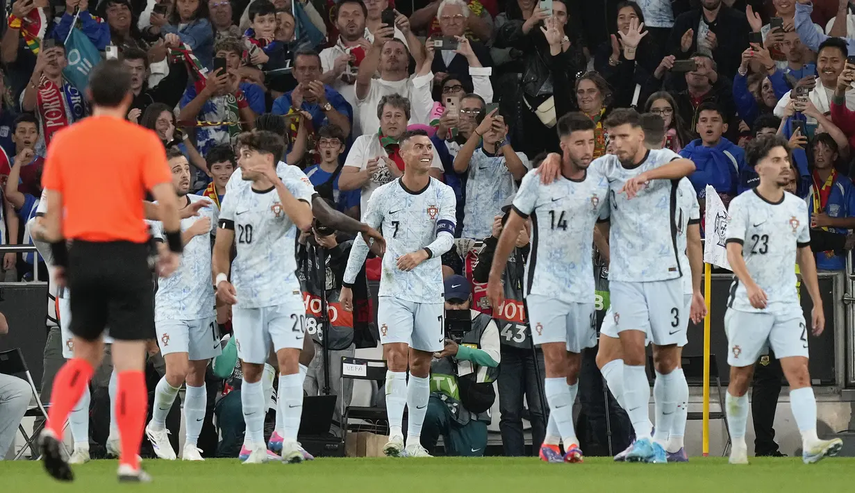 Pemain Portugal merayakan gol yang dicetak oleh Cristiano Ronaldo pada laga Kualifikasi Piala Dunia 2026 melawan Kroasia di Luz Stadium, Lisbon, Portugal, Jumat (06/09/2024) dini hari WIB. (AP Photo/Armando Franca)
