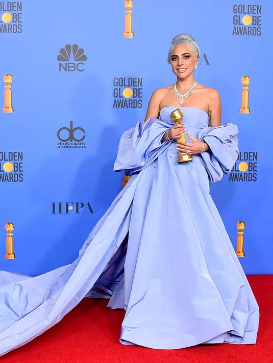 Lady Gaga menunjukkan piala penghargaan Golden Globes 2019 di The Beverly Hilton, Beverly Hills, California, Minggu (6/1). Lady Gaga meraih penghargaan melalui soundtrack lagu film The Star is Born. (Photo by Jordan Strauss/Invision/AP)