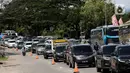<p>Kemacetan kendaraan saat pemberlakuan sistem buka tutup jalan menuju Pelabuhan Merak, Cilegon, Banten, Jumat (29/4/2022). Sistem buka tutup tersebut membuat kemacetan panjang hingga ke dalam Tol Tangerang-Merak. (Liputan6.com/Angga Yuniar)</p>