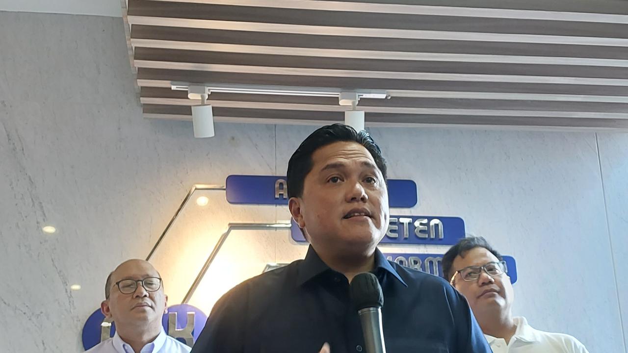 Menteri BUMN Erick Thohir di Kementerian BUMN, Selasa (1/8/2023). Erick Thohir mengungkap alasan penunjukkan Rosan Roeslani menjadi Wakil Komisaris Utama Pertamina. (Arief/Liputan6.com)