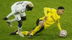 Gelandang Borussia Dortmund, Jude Bellingham, berebut bola dengan gelandang Club Brugge, Krepin Diatta, pada laga lanjutan Liga Champions di Signal Iduna Park, Rabu (25/11/2020) dini hari WIB. Borussia Dortmund menang 3-0 atas Club Brugge. (AFP/Leon Kuegeler/pool)