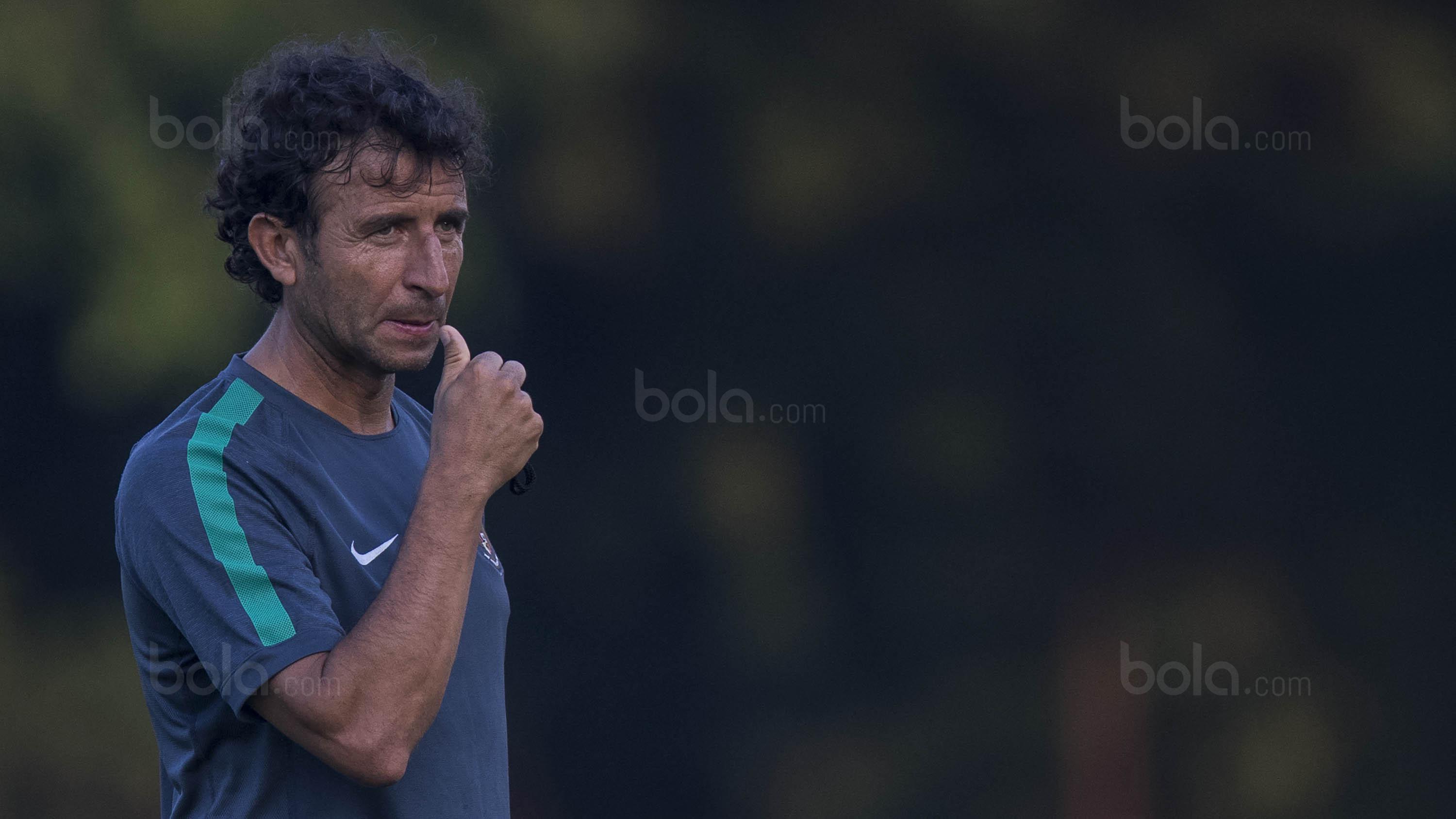 Pelatih Timnas Indonesia U-22, Luis Milla, mengamati anak asuhnya saat latihan di Lapangan SPH Karawaci, Banten, Senin (7/8/2017). Latihan dilakukan sebagai persiapan jelang SEA Games 2017 Malaysia. (Bola.com/Vitalis Yogi Trisna)