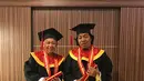 "Merayakan dengan photo photo happy #komeng #rudisipit #pelawak #anakkomeng #anakrudisipit #wisuda #happy," tulisnya lagi dalam foto lain di hari yang sama. (Instagram/indradewi2242)