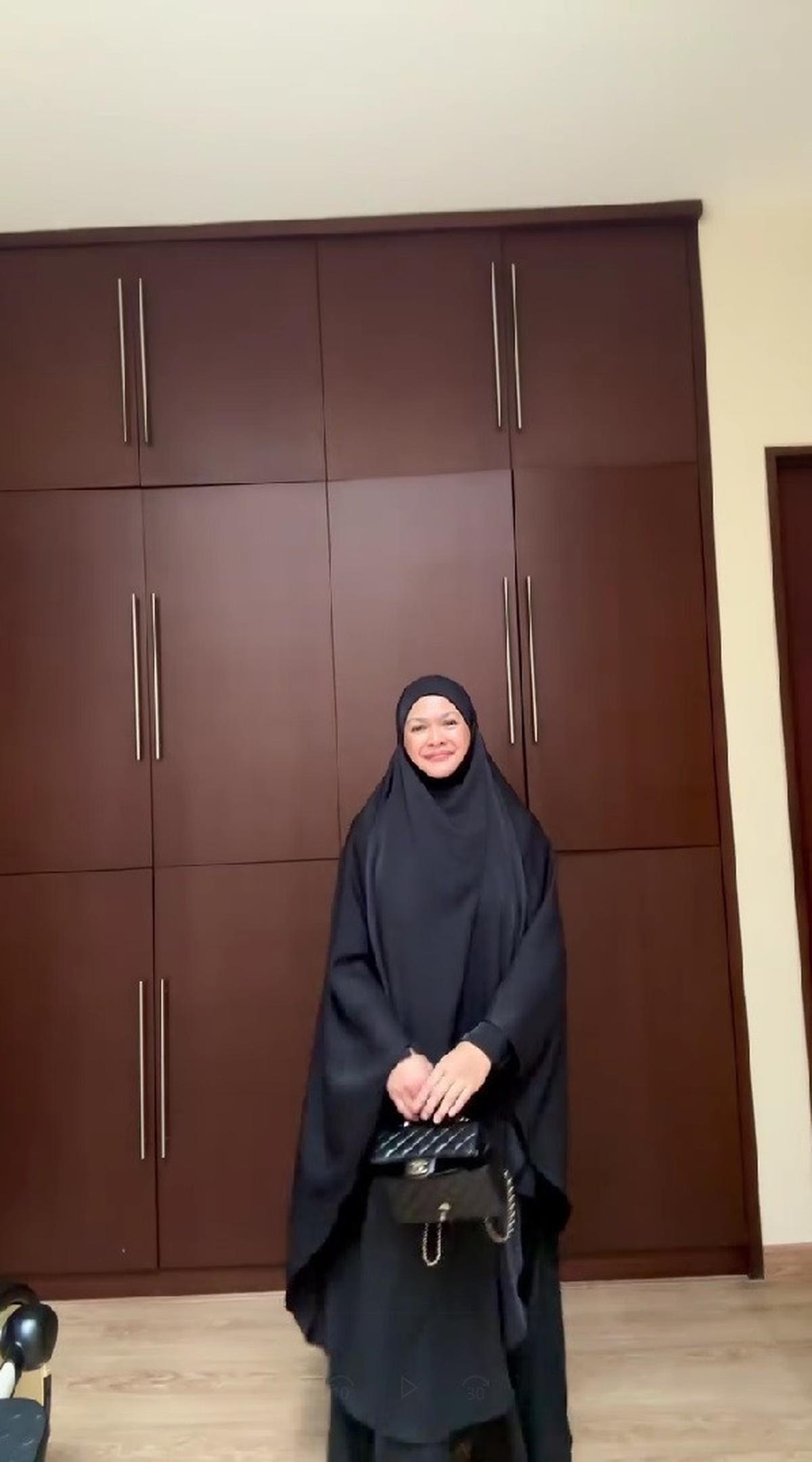 Potret Donna Harun Tampil Berhijab hingga Bercadar Curi Perhatian Netizen, Sebut Ingin Jadi Wanita Sabar dan Tenang