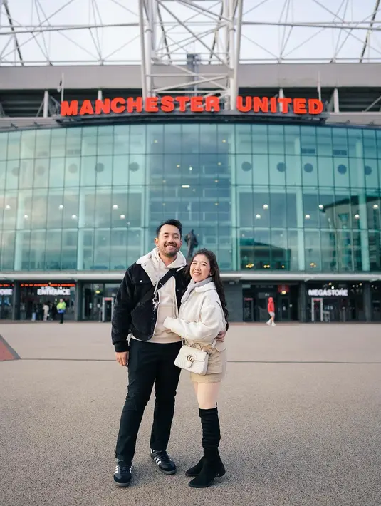 Padu padan cropped jacket, mini skirt, dan knee high boots bikin tubuh Kiky Saputri terlihat lebih jenjang. [@kikysaputrii]