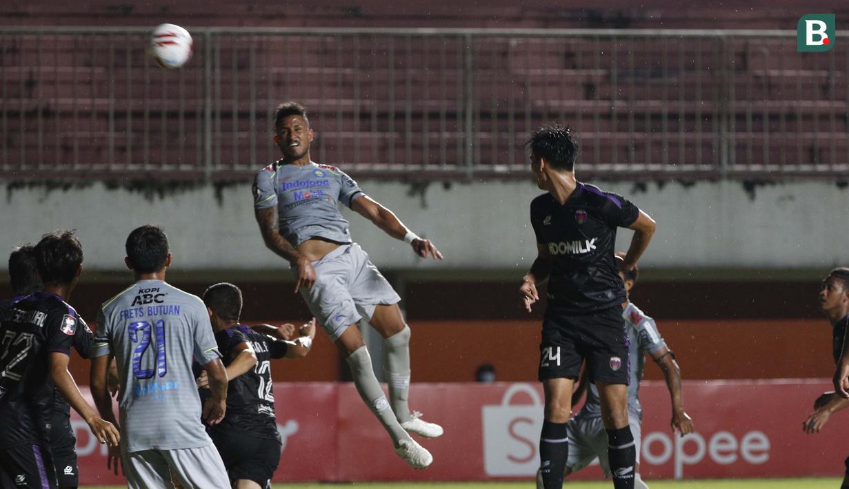 Striker Persib Bandung, Wander Luiz pun beberapa kali mengancam barisan pertahanan dengan duel  udara maupun permainan individu yang apik. (Bola.com/Ikhwan Yanuar)