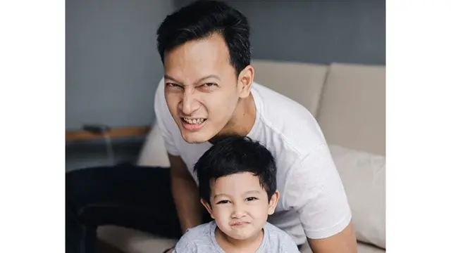 Fedi Nuril dan keluarga.