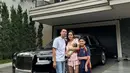 Digendong Raffi Ahmad dan Nagita Slavina, Lily terlihat menggemaskan berfoto dengan latar mobil mewah Roll Royce Raffi. Hingga kini tak sedikit netizen yang merasa sosok Lily adalah perempuan paling beruntung. (Liputan6.com/IG/@raffinagita1717)