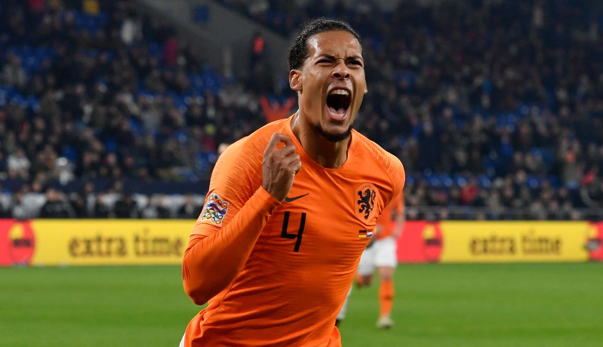 2. Virgil van Dijk - Pemain potensial yang memiliki postur raksasa di lini belakang Liverpool. Virgil van Dijk juga kuat dalam duel udara yang tak jarang menciptakan gol dari situasi duel udara. (AFP/John Macdougall)