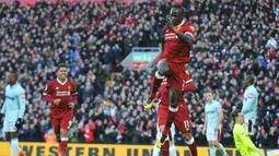Penyerang Liverpool, Sadio Mane melakukan selebrasi usai mencetak gol ke gawang West Ham United pada lanjutan Liga Inggris di Anfield, Inggris (24/2). Liverpool menang telak atas West Ham 4-1. (AP Photo / Rui Vieira)