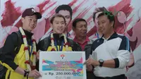 Kevin Sanjaya/Marcus Gideon menerima bonus dari Menpora, Imam Nahrawi saat tiba di Bandara Soekarno-Hatta, Cengkareng, (20/3/2018). Kevin/Marcus masing-masing menerima Rp. 250 juta. (Bola.com/Nick Hanoatubun)